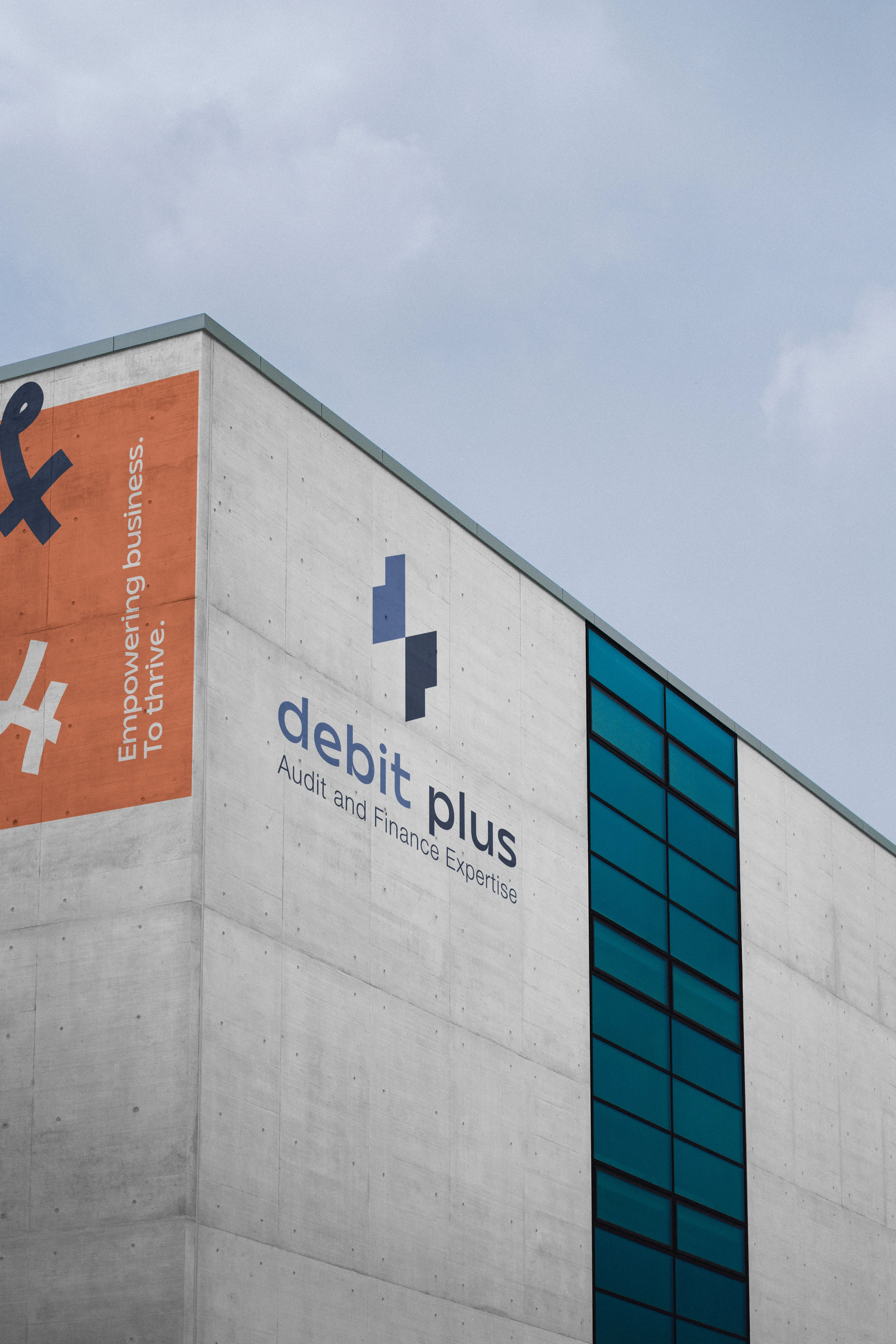 Debit Plus - Сграда и фасада с логото на компанията